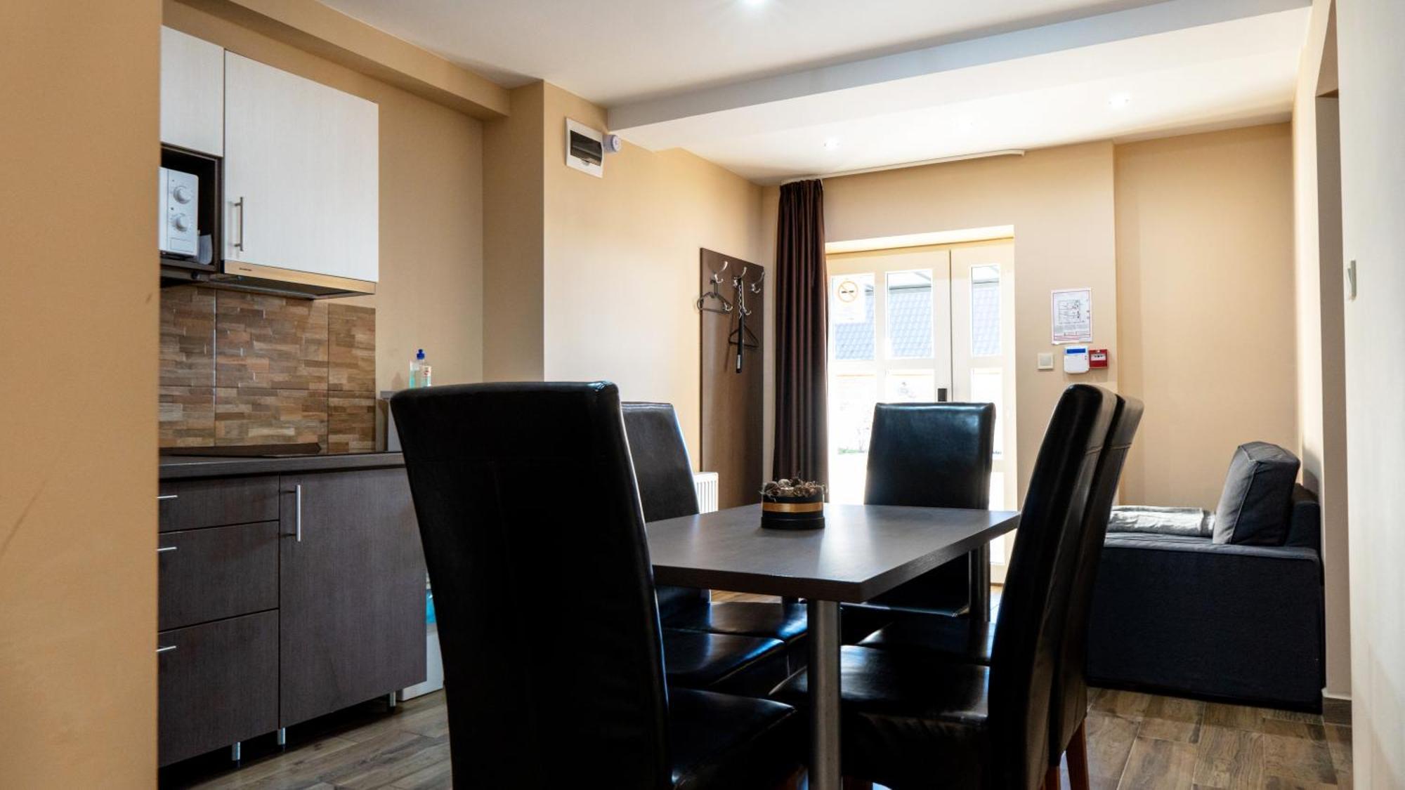 Family Apartman Eplény Exteriör bild