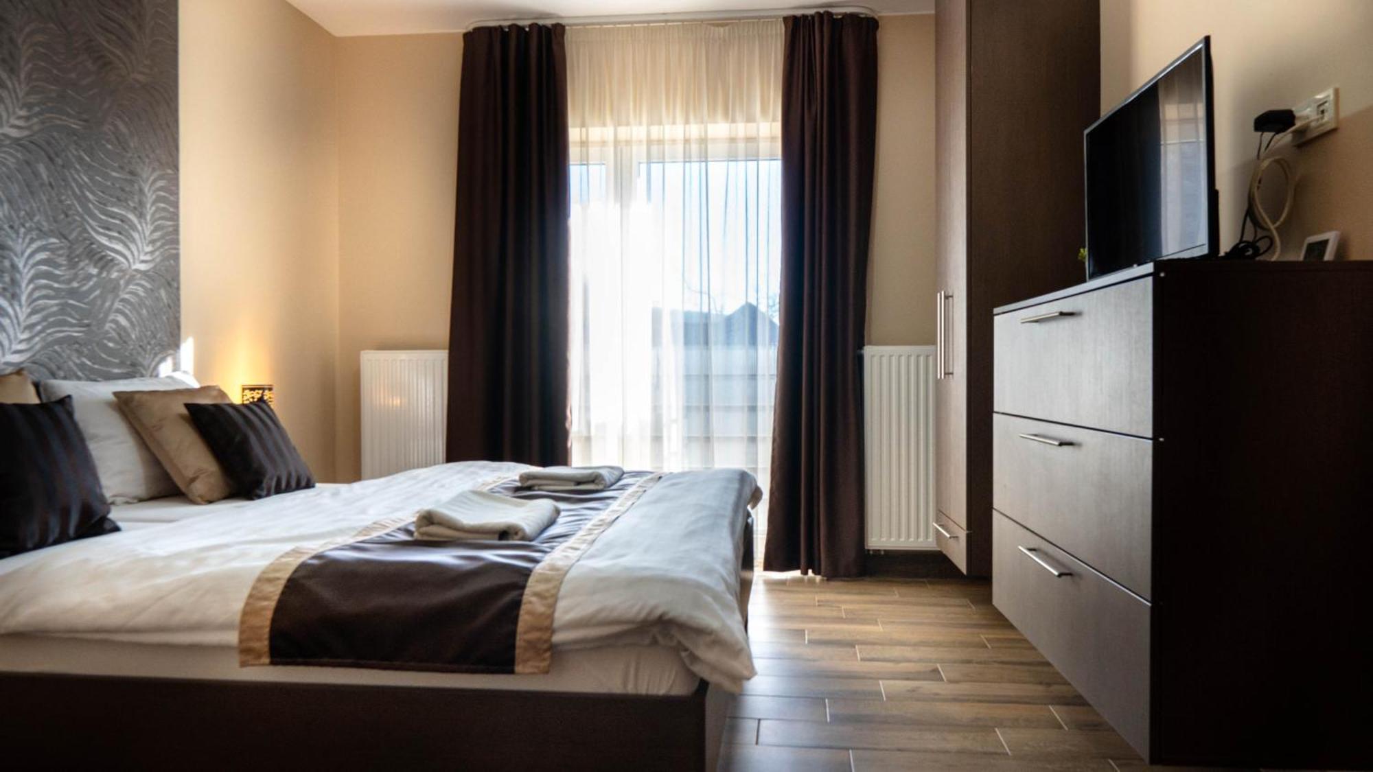 Family Apartman Eplény Exteriör bild