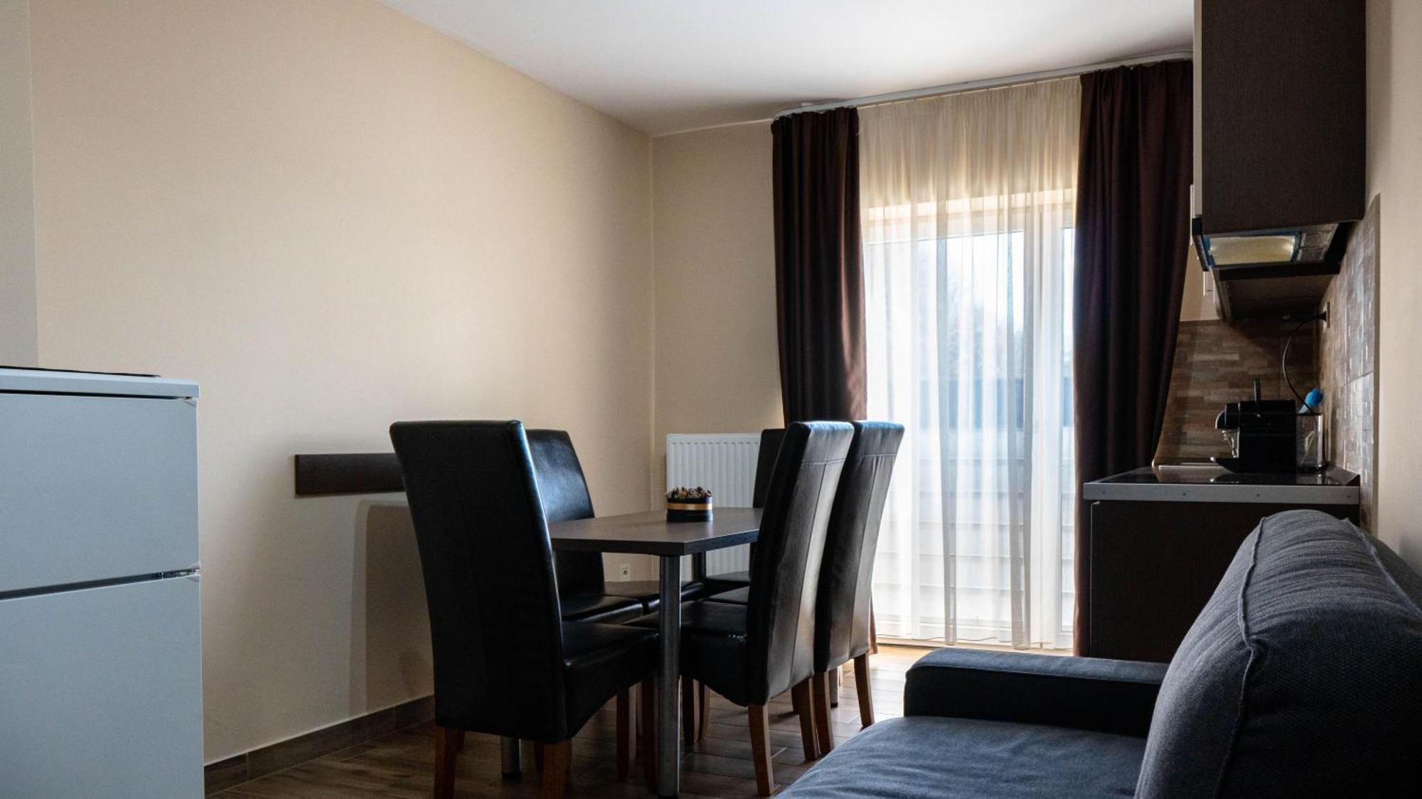 Family Apartman Eplény Exteriör bild