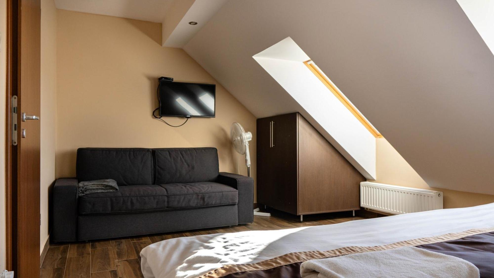 Family Apartman Eplény Exteriör bild