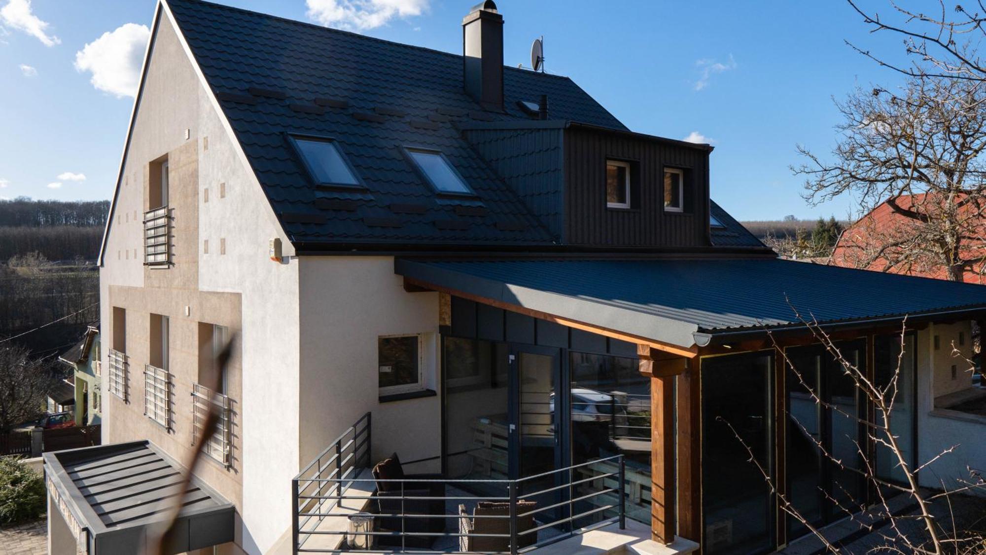 Family Apartman Eplény Exteriör bild