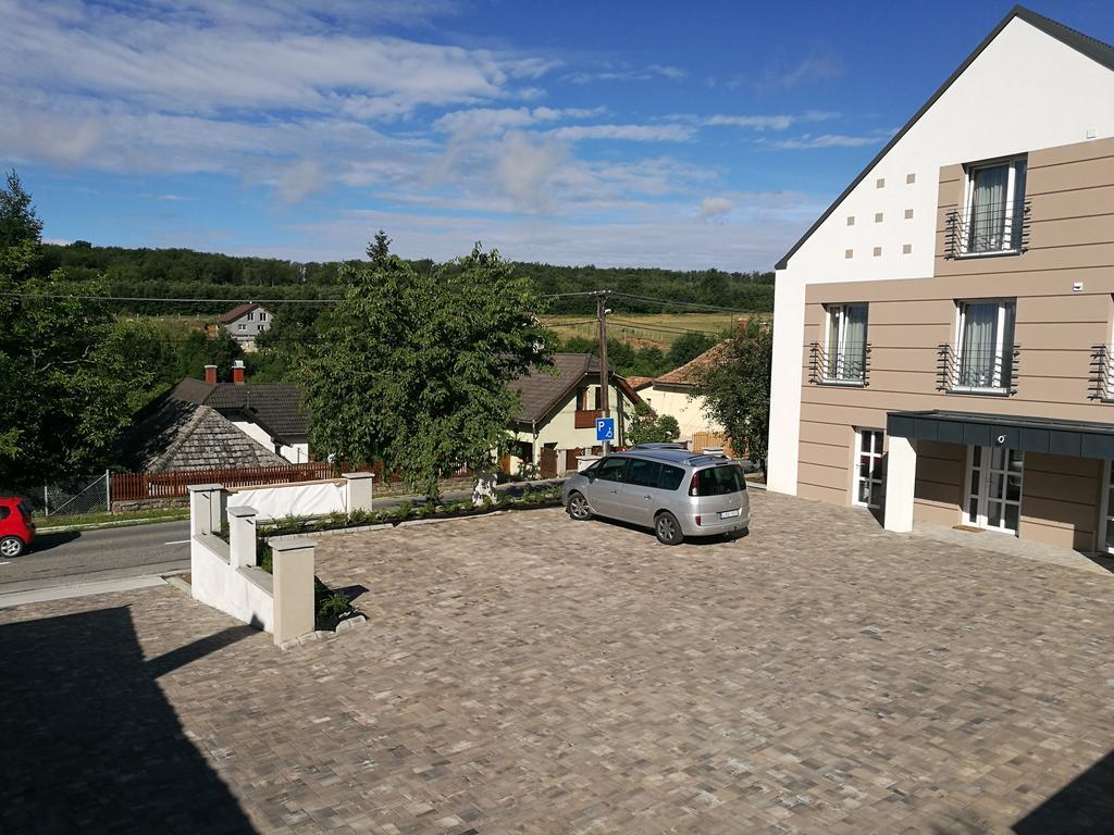 Family Apartman Eplény Exteriör bild