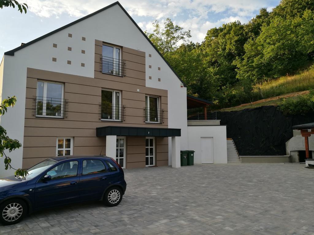Family Apartman Eplény Exteriör bild