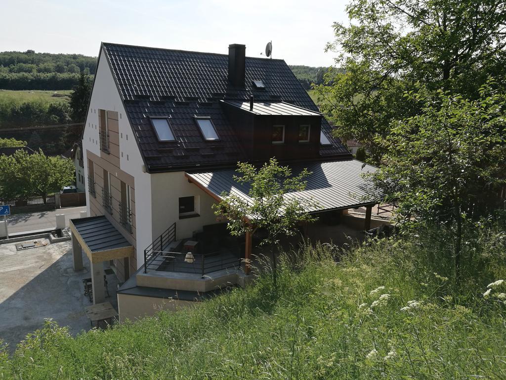 Family Apartman Eplény Exteriör bild